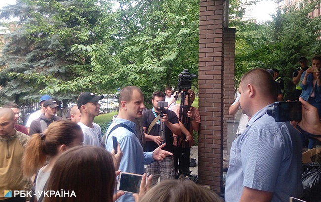 Активисты С14 принесли мусор под здание Голосеевского управления полиции